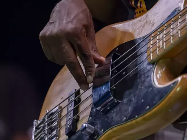 Marcus Miller — Jazz à Juan 2026 — photo 5 — Jazz à Juan — Pinède Gould, Juan-les-Pins — 12 juillet 2026 — photographie de rivierajazzclub